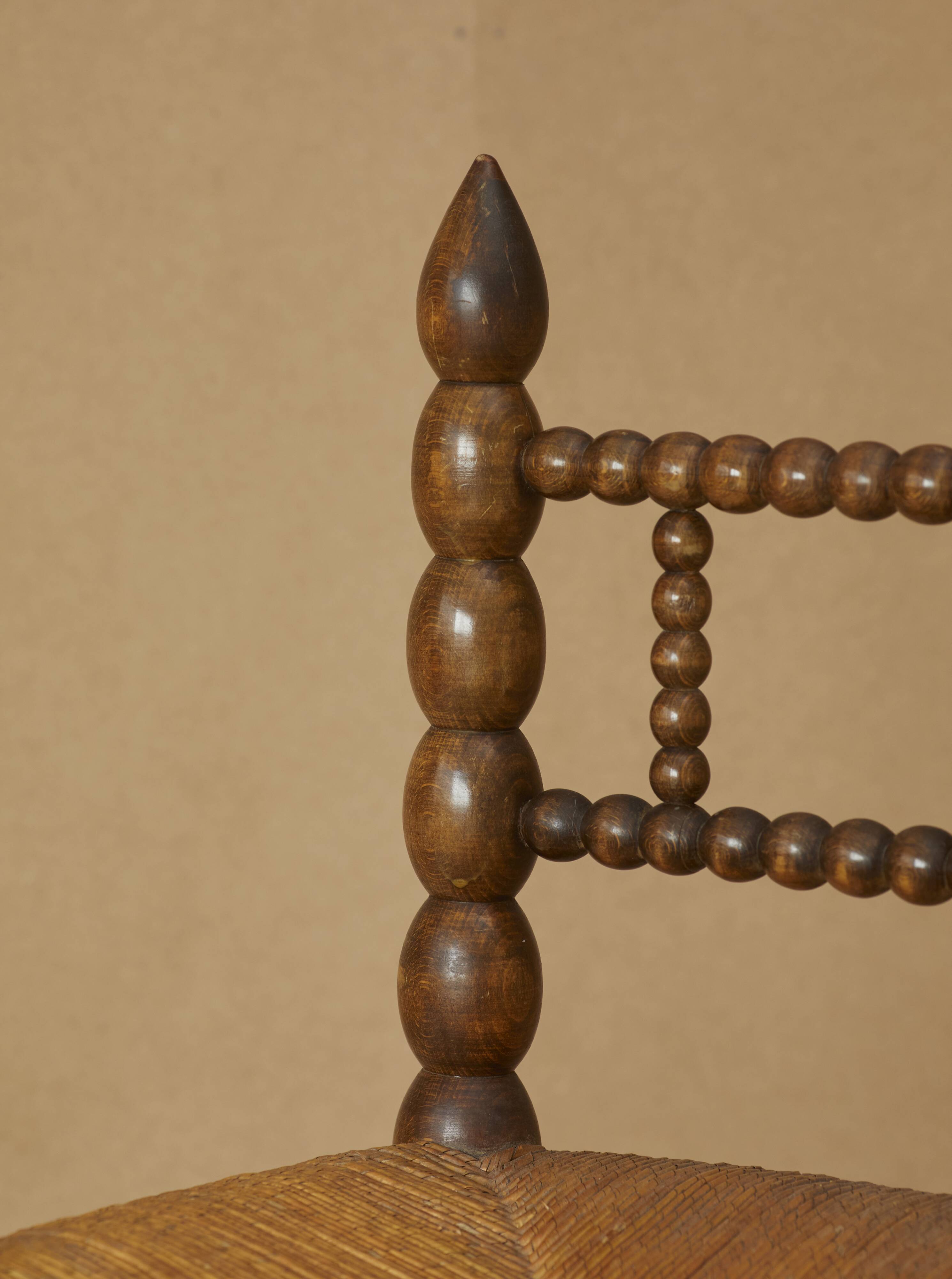 Chaise basse en bois (chêne) et paille circa 1950