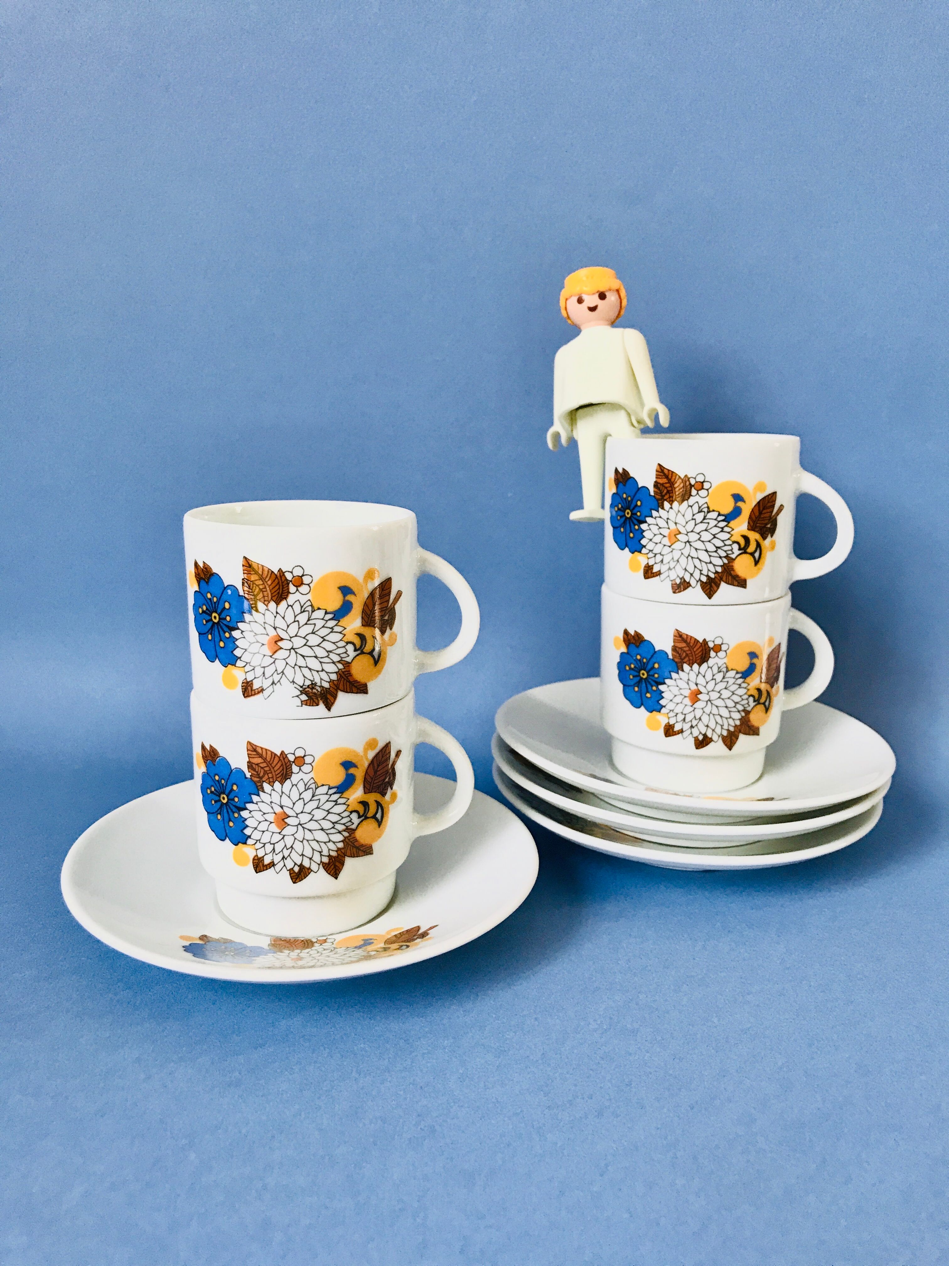 Set of 4 coffee cups, floral pattern saucers, 70s