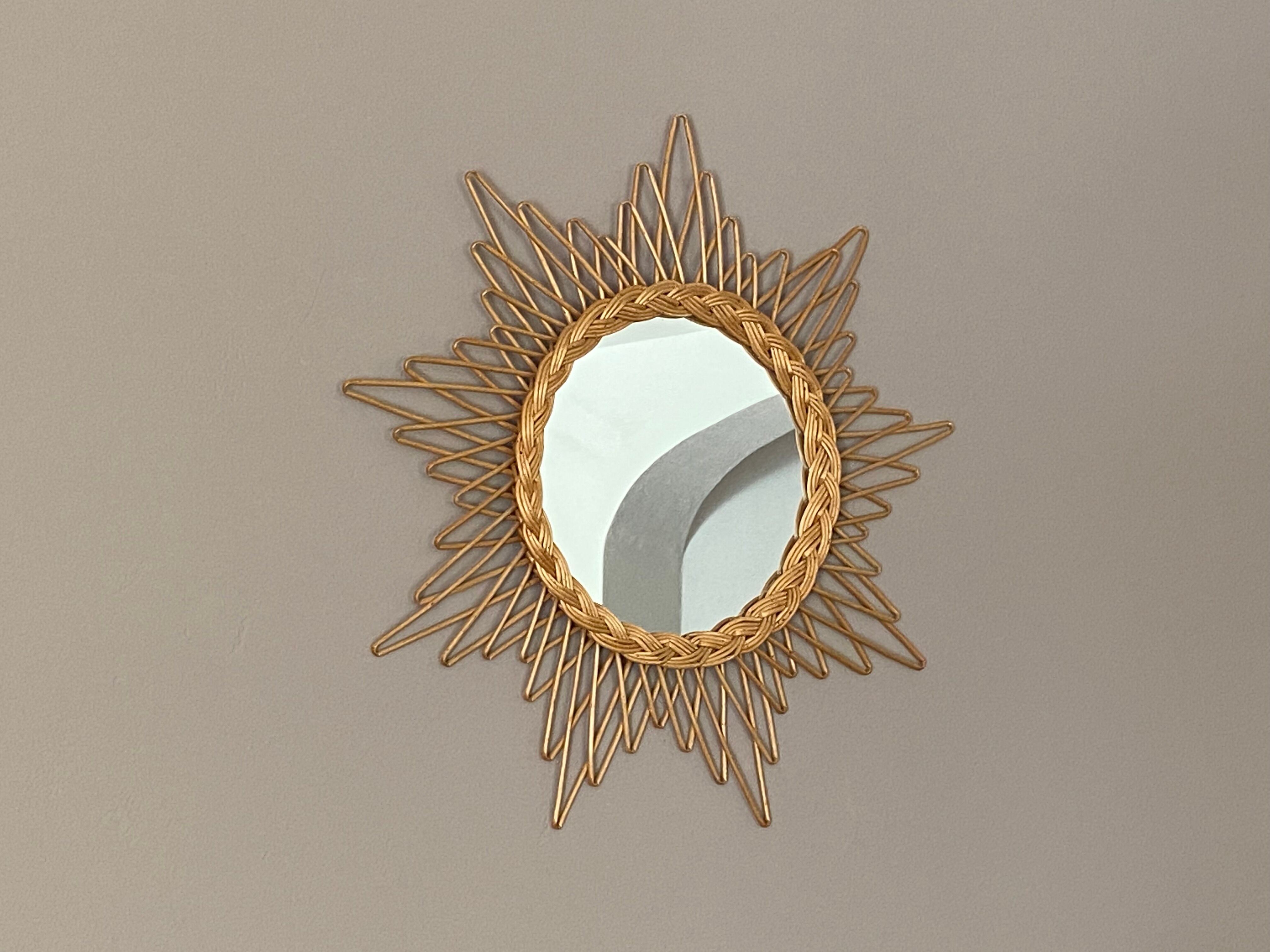 Mirror sun in braided rattan.