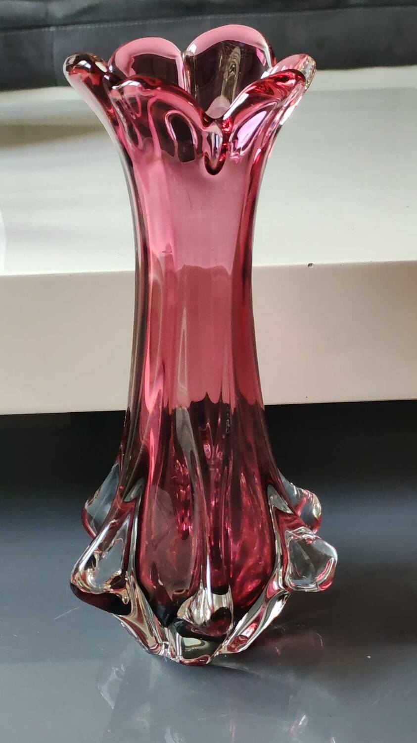 Vase Murano Chambord par Fratelli Toso. Forme florale.En verre d Art soufflé rouge grenat. Haut 28 cm