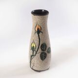Vase années 1950, boutons de roses et aspect sablé