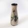 Vase années 1950, boutons de roses et aspect sablé