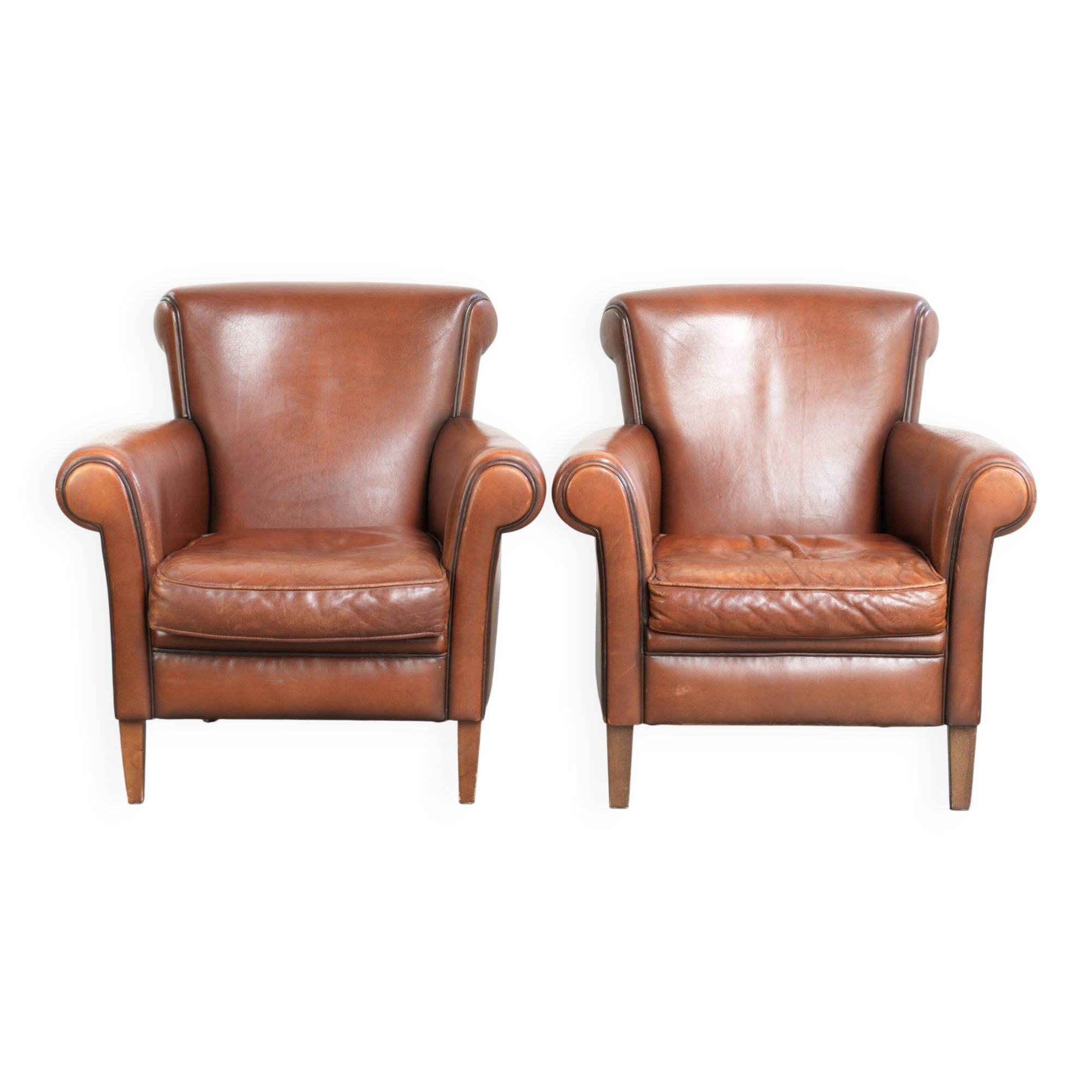Set of 2 comfortable sheepskin armchairs with a timeless look