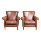 Ensemble de 2 fauteuils en peau de mouton confortables au look intemporel.