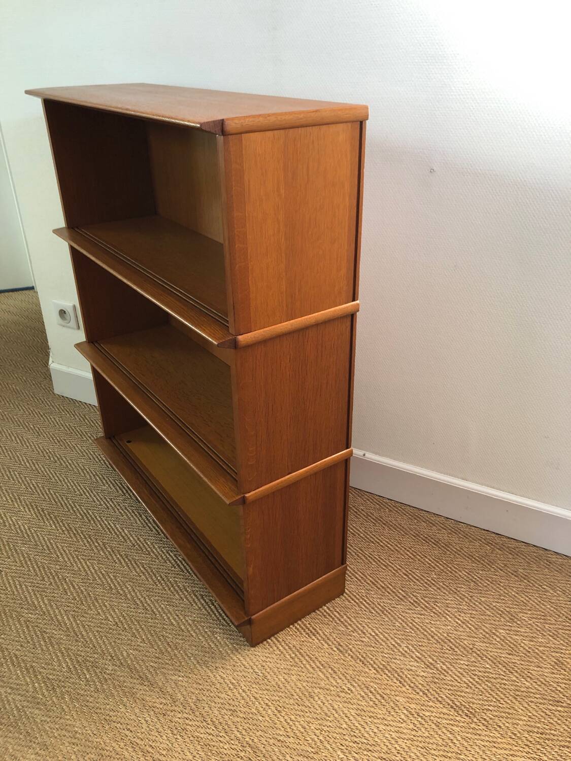 Shelf / display case