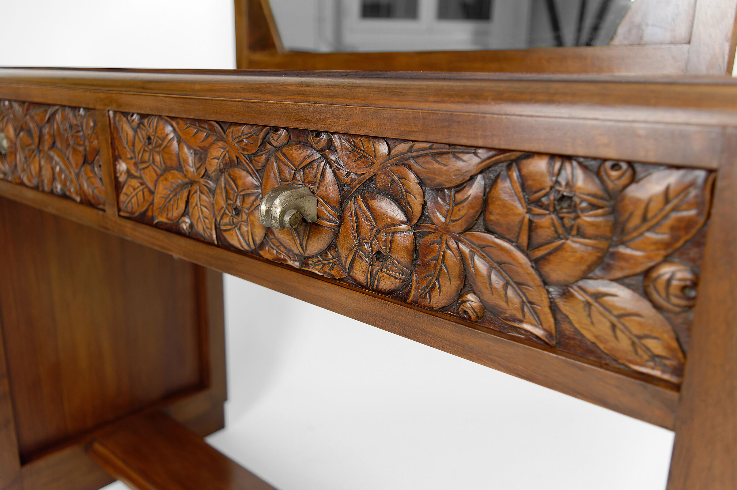 Coiffeuse art déco en noyer sculpté, france, vers 1930