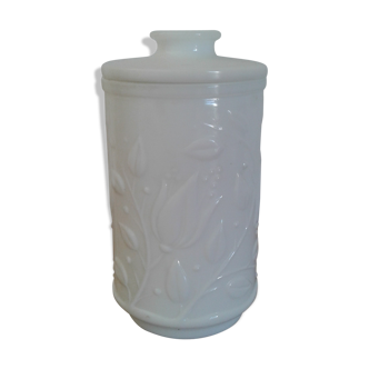 Covered pot in white opaline. Vintage