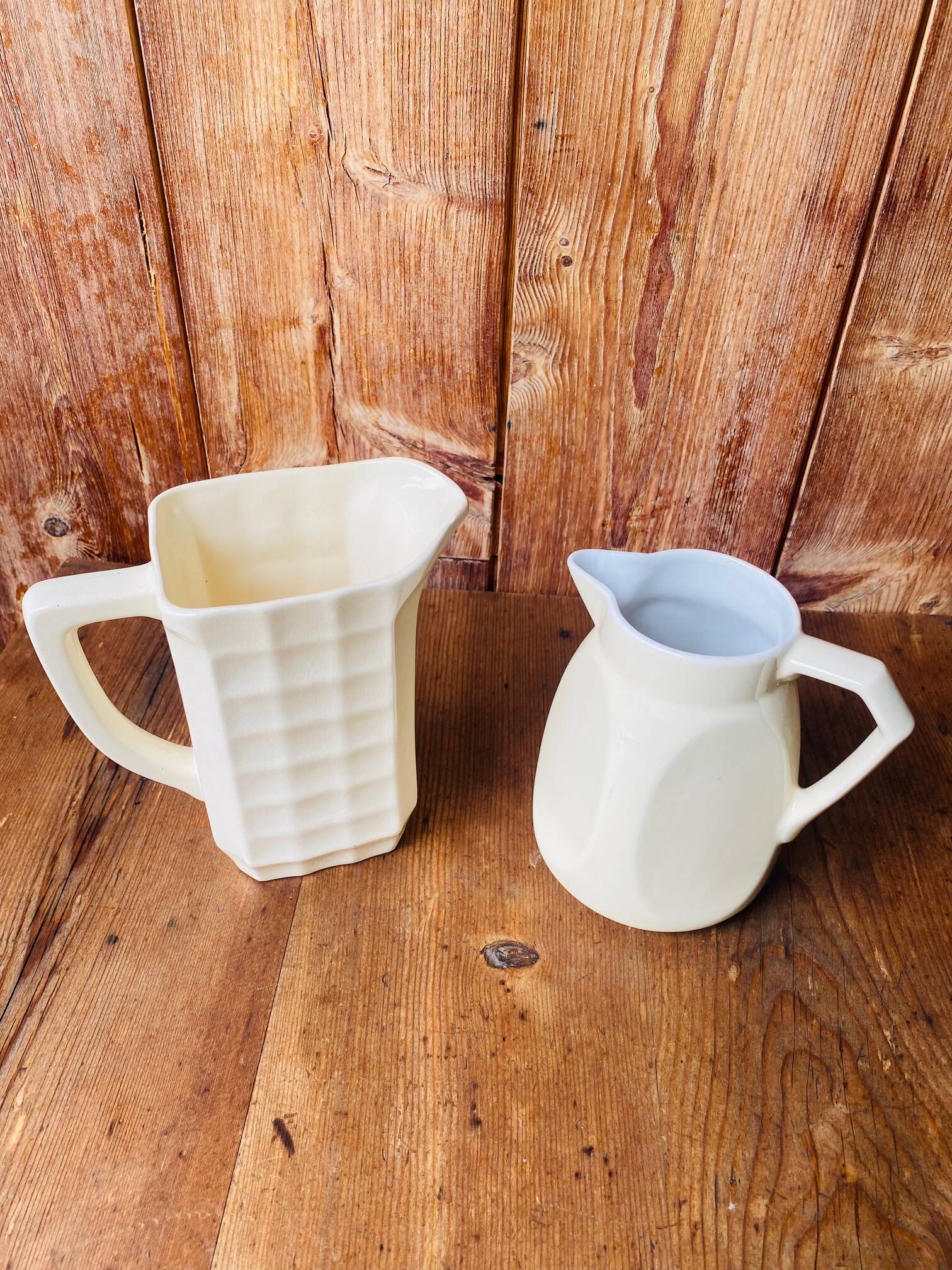 A pair of vintage ceramic jugs from the 1950s.