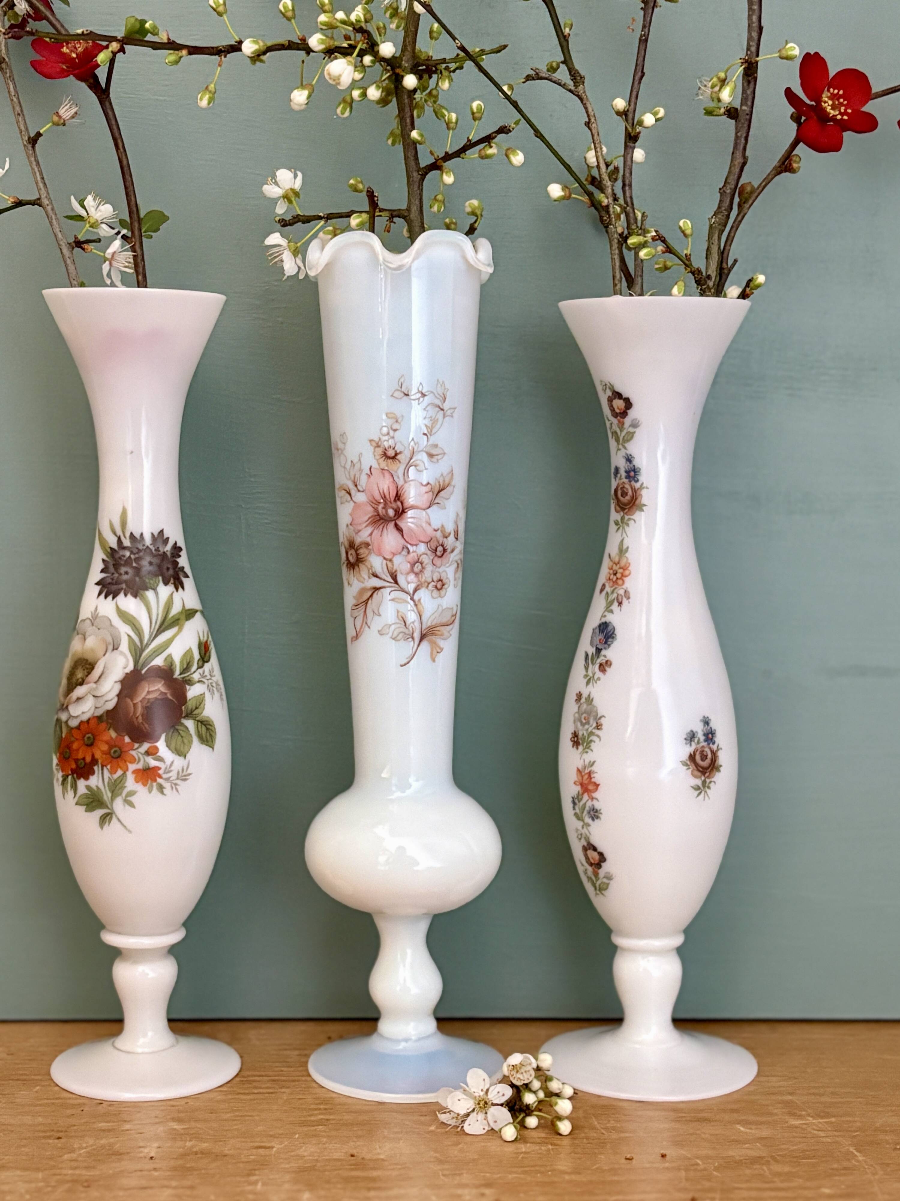 Set of 3 vintage vases/soliflores in white opaline with floral decorations.