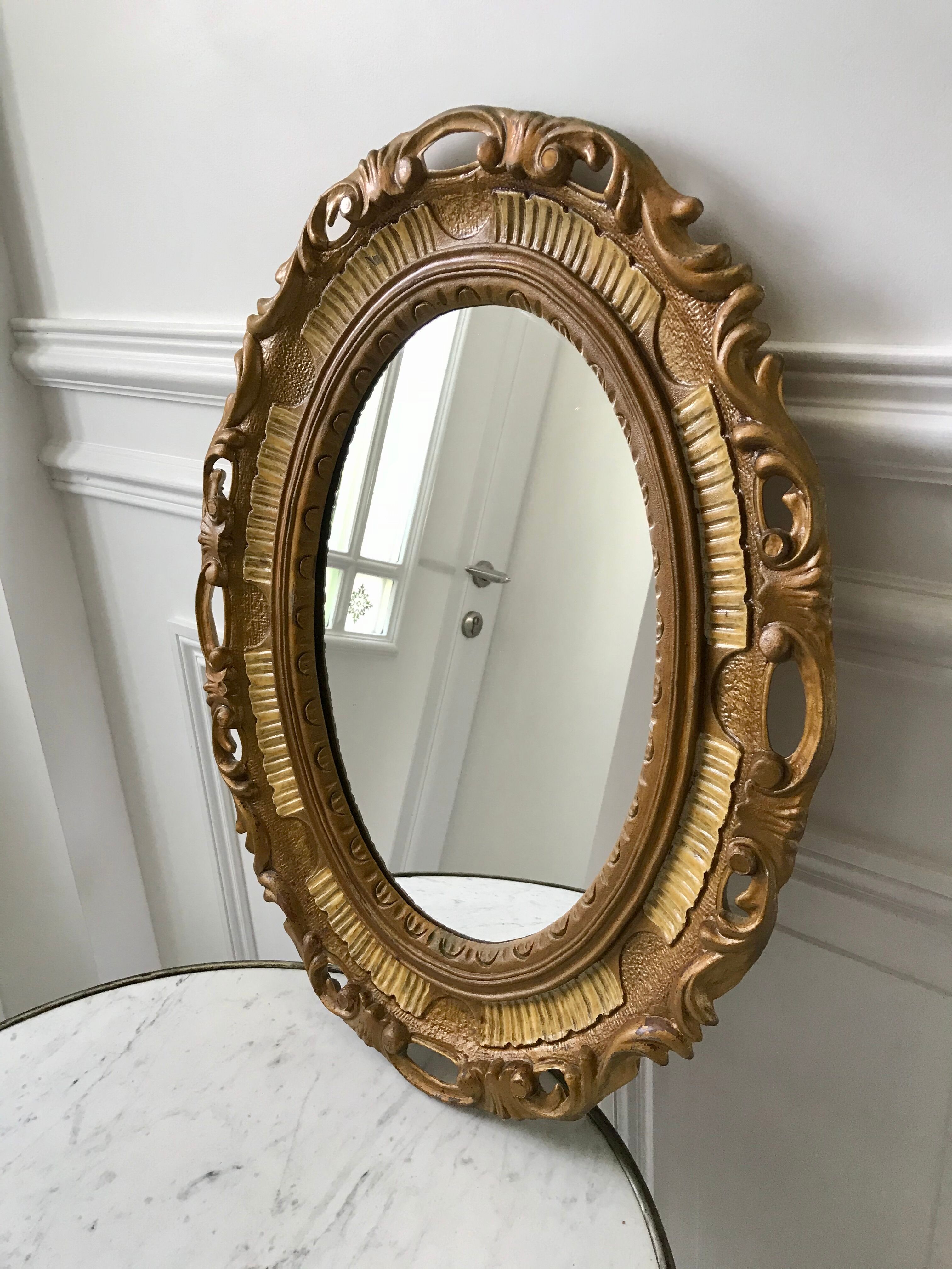Miroir ovale médaillon en stuc doré années 70