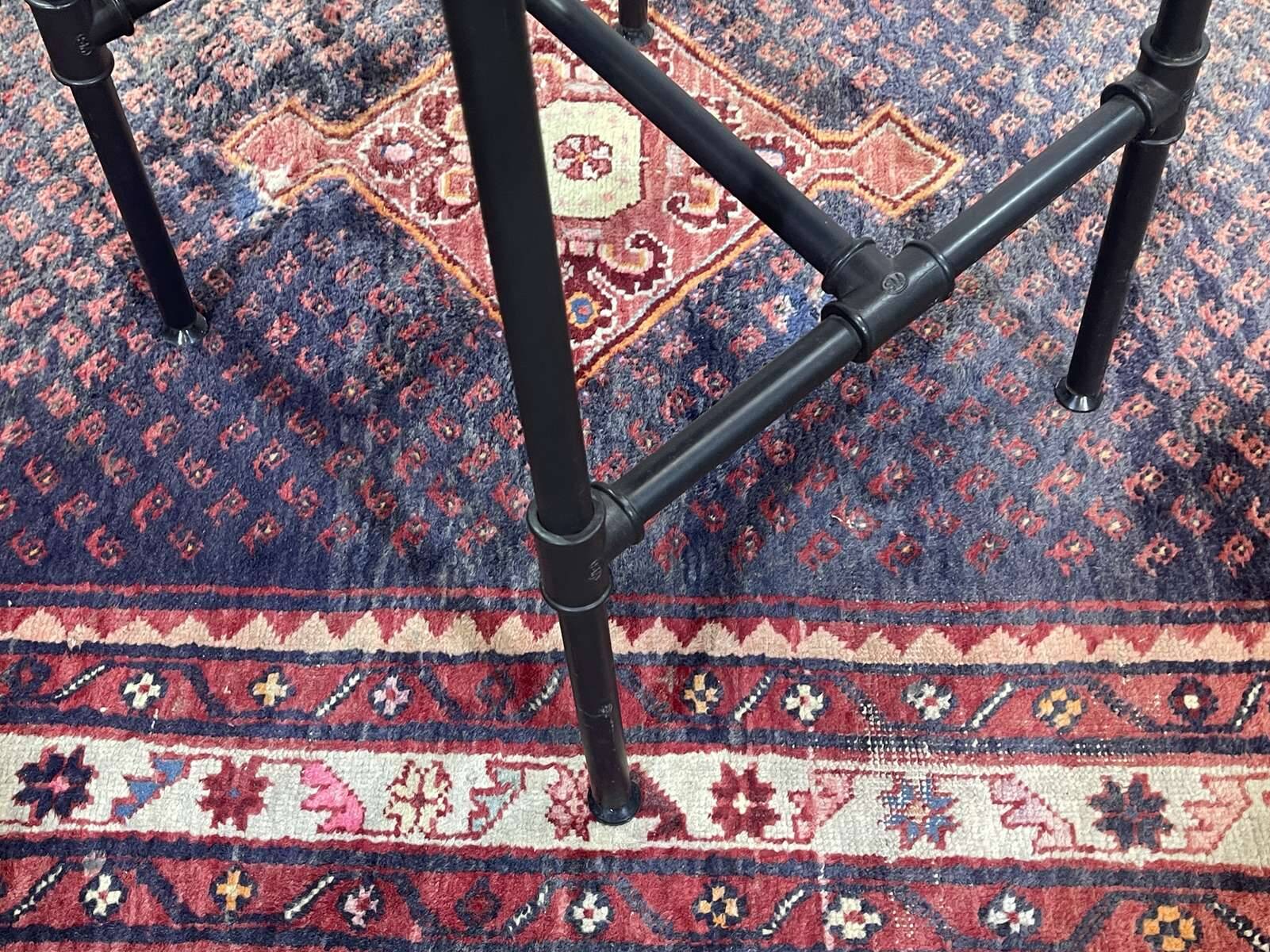 Série de 5 tabourets style industriel en métal et cuir, travail moderne