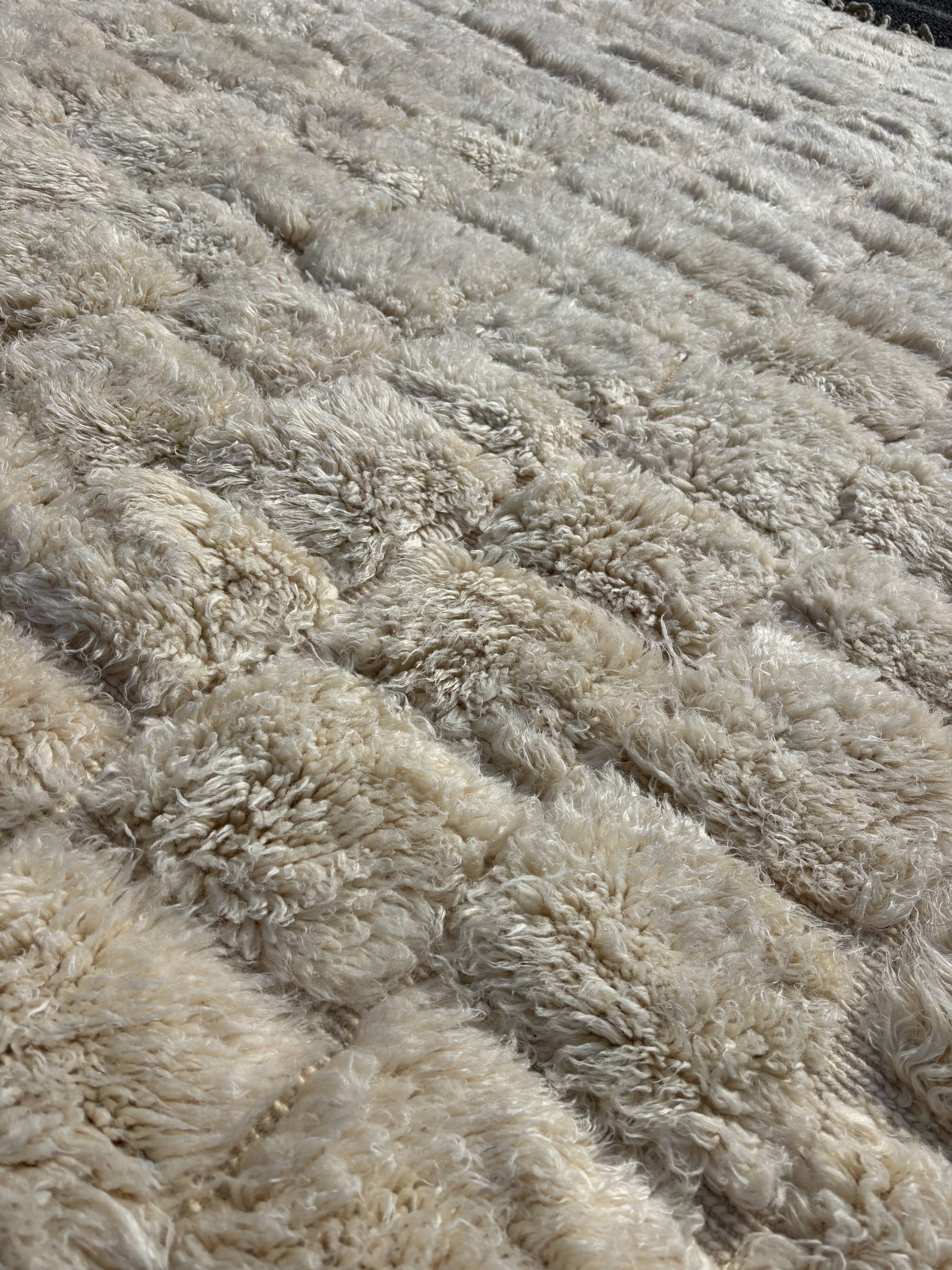 Berber Beni ouarain M'rirt rug in white natural wool