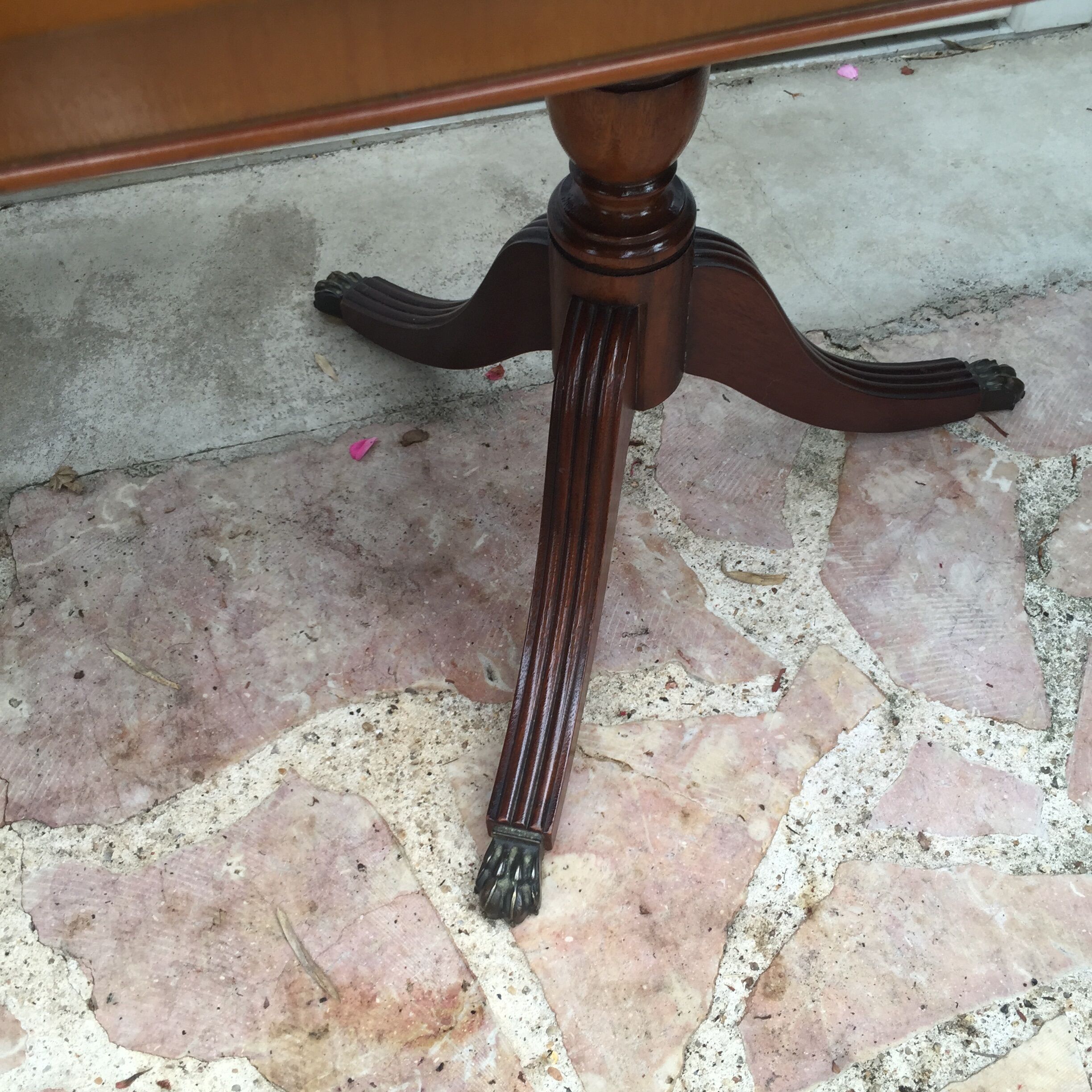 Coffee table in Cherry and magnifying glass to drown