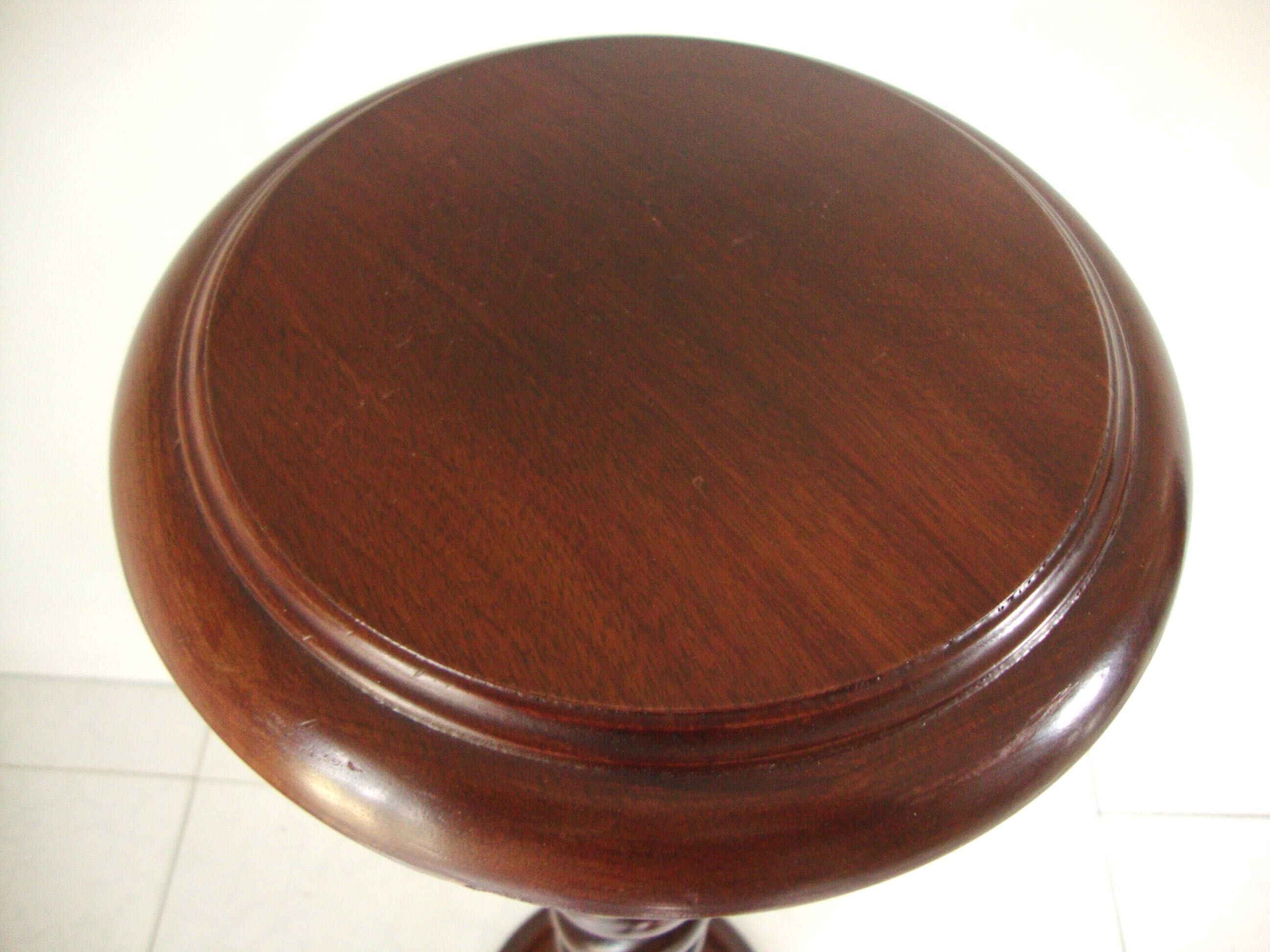 Saddle or walnut pedestal turned in twist