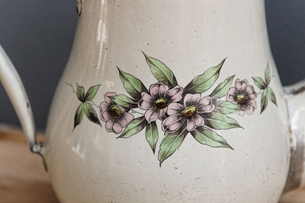 Flowered coffee maker, enamelled sheet metal