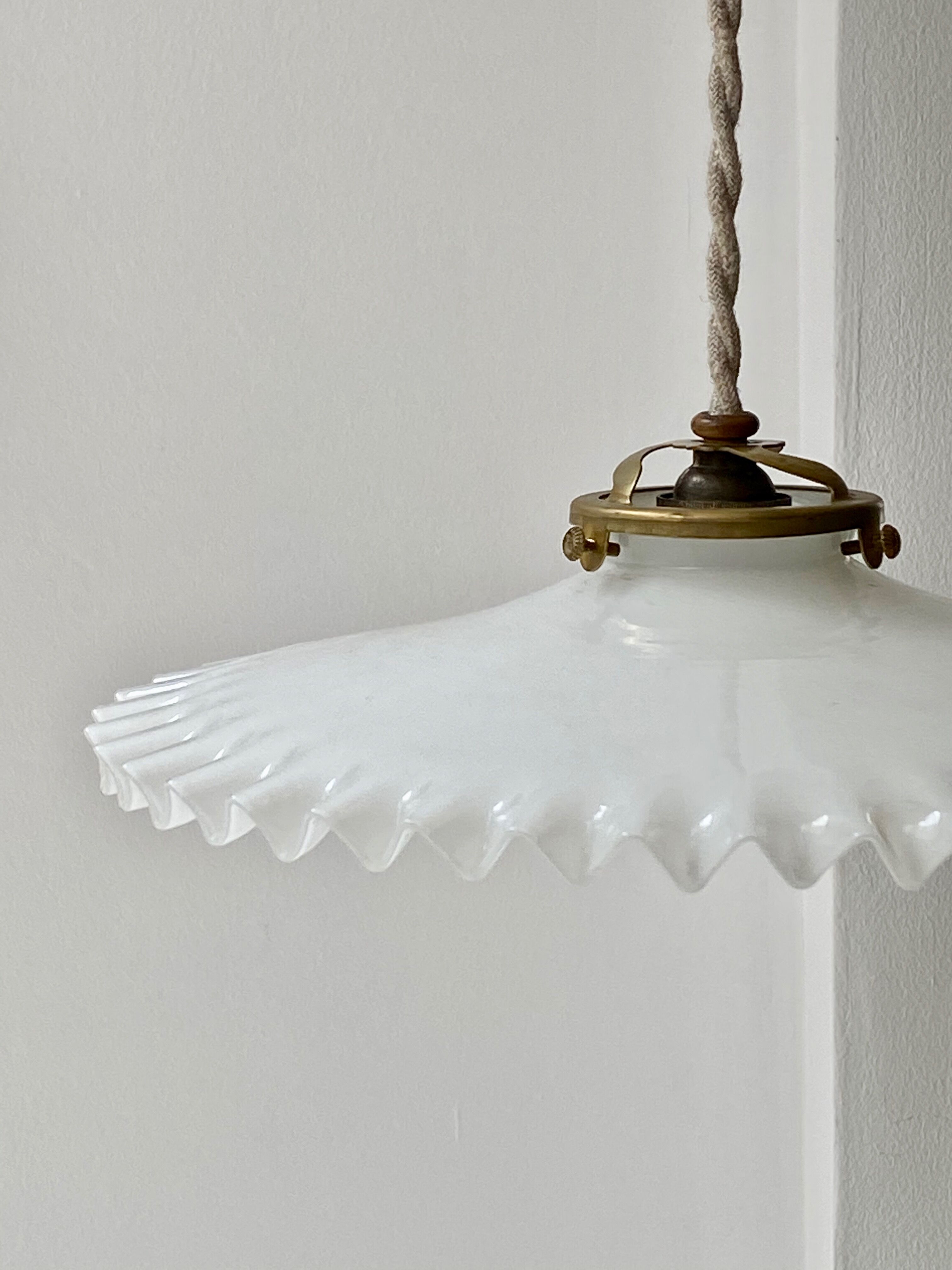 Opaline suspension
