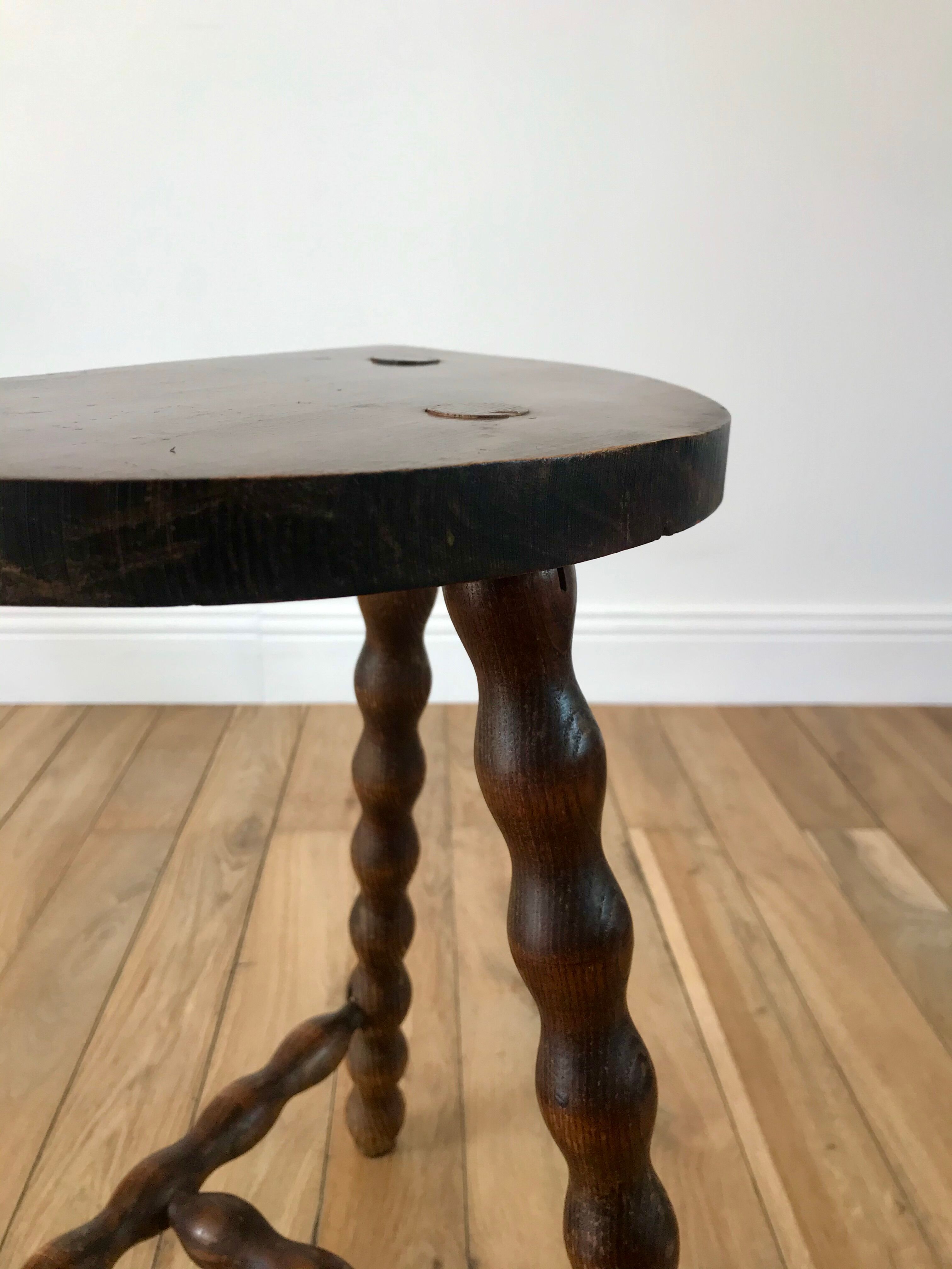 Tripod stool in beaded wood / turned 40s