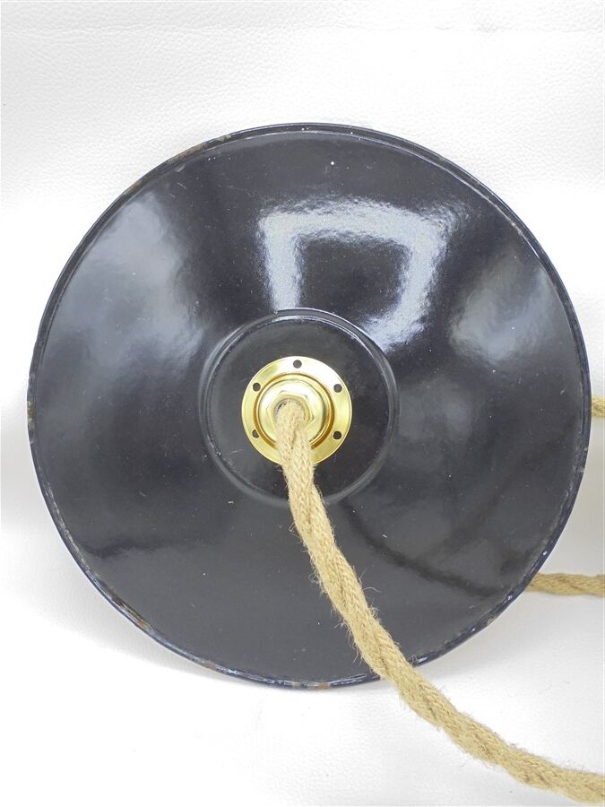 Pair of enamelled sheet metal suspensions