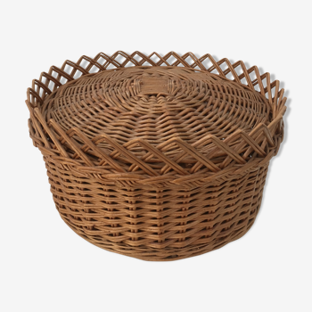 Rattan wicker basket with a crenellated border