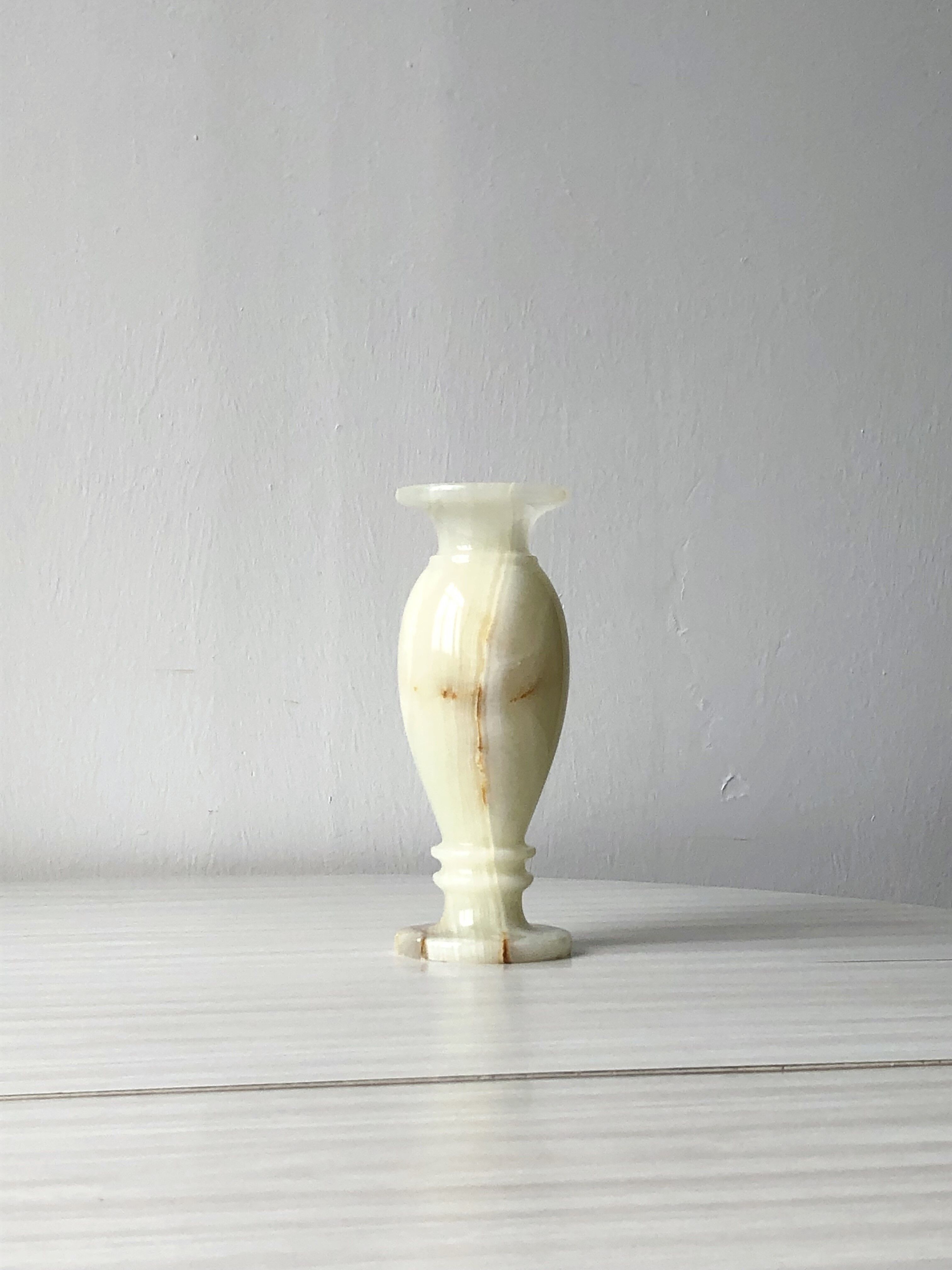 Vase en marbre albâtre onyx