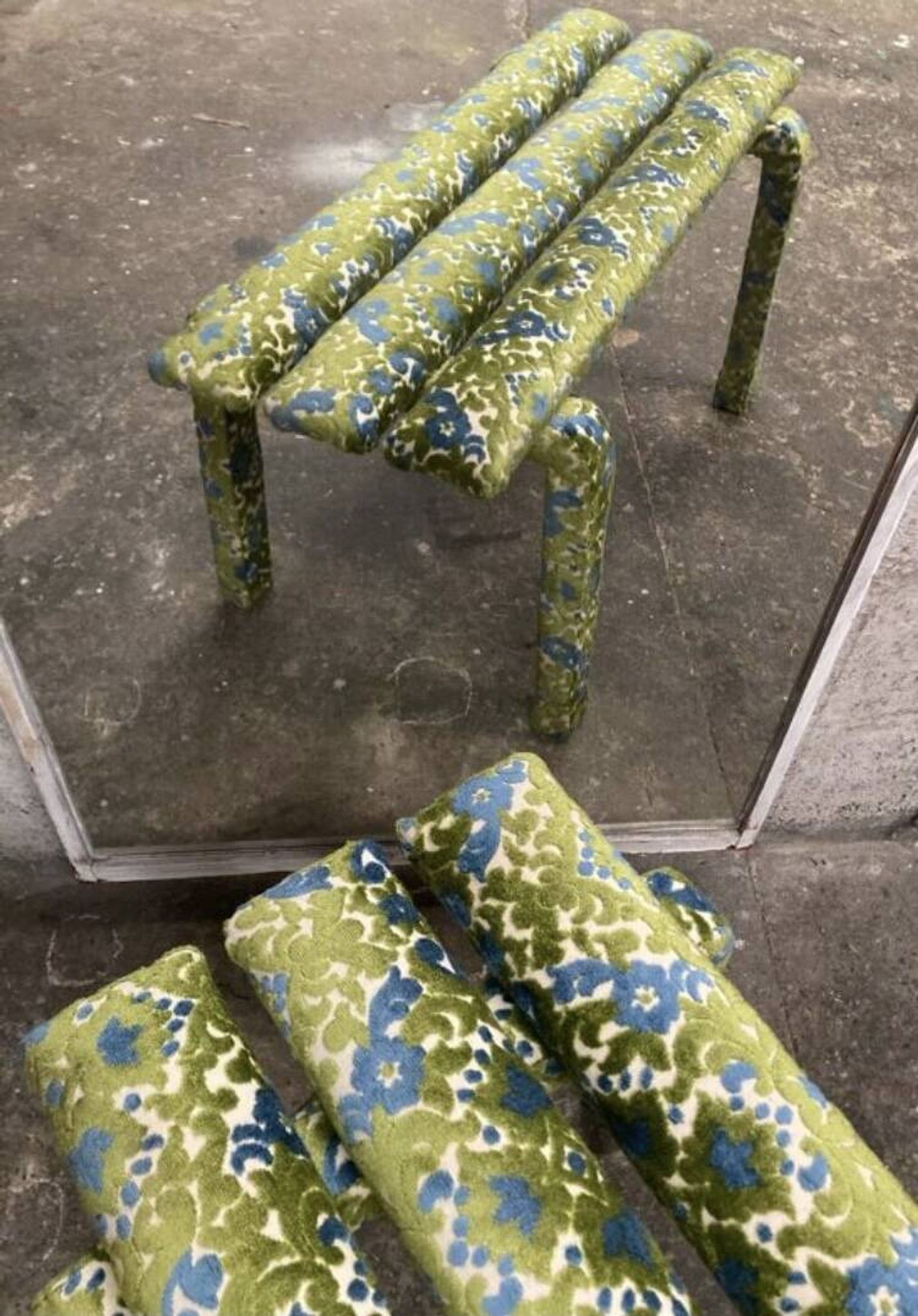 Banc en velours fleuri
