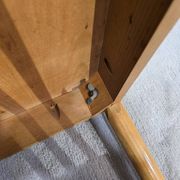 Table basse en bois des années 70 avec étagère à lattes.