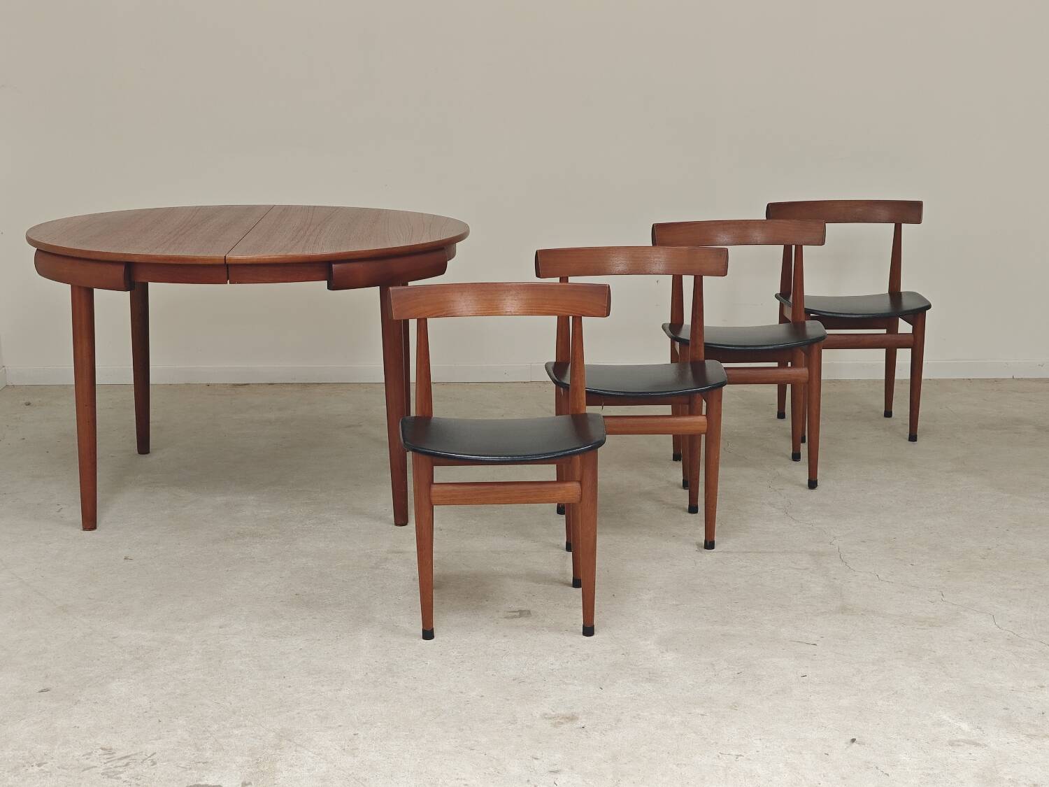 Dining table and 4 chairs by Hans Olsen for Frem Rojle Denmark.