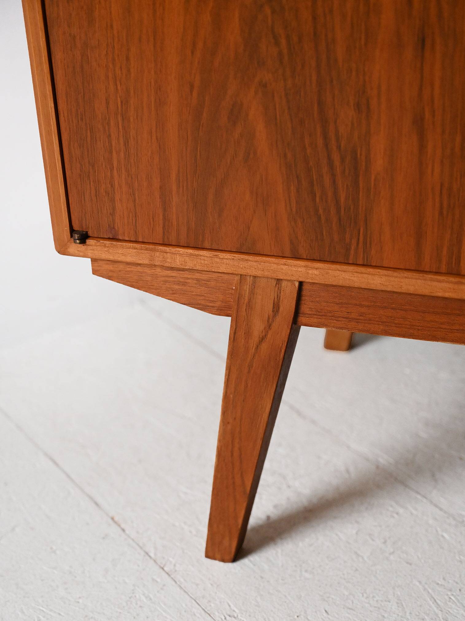 Nordic bookcase with sideboard