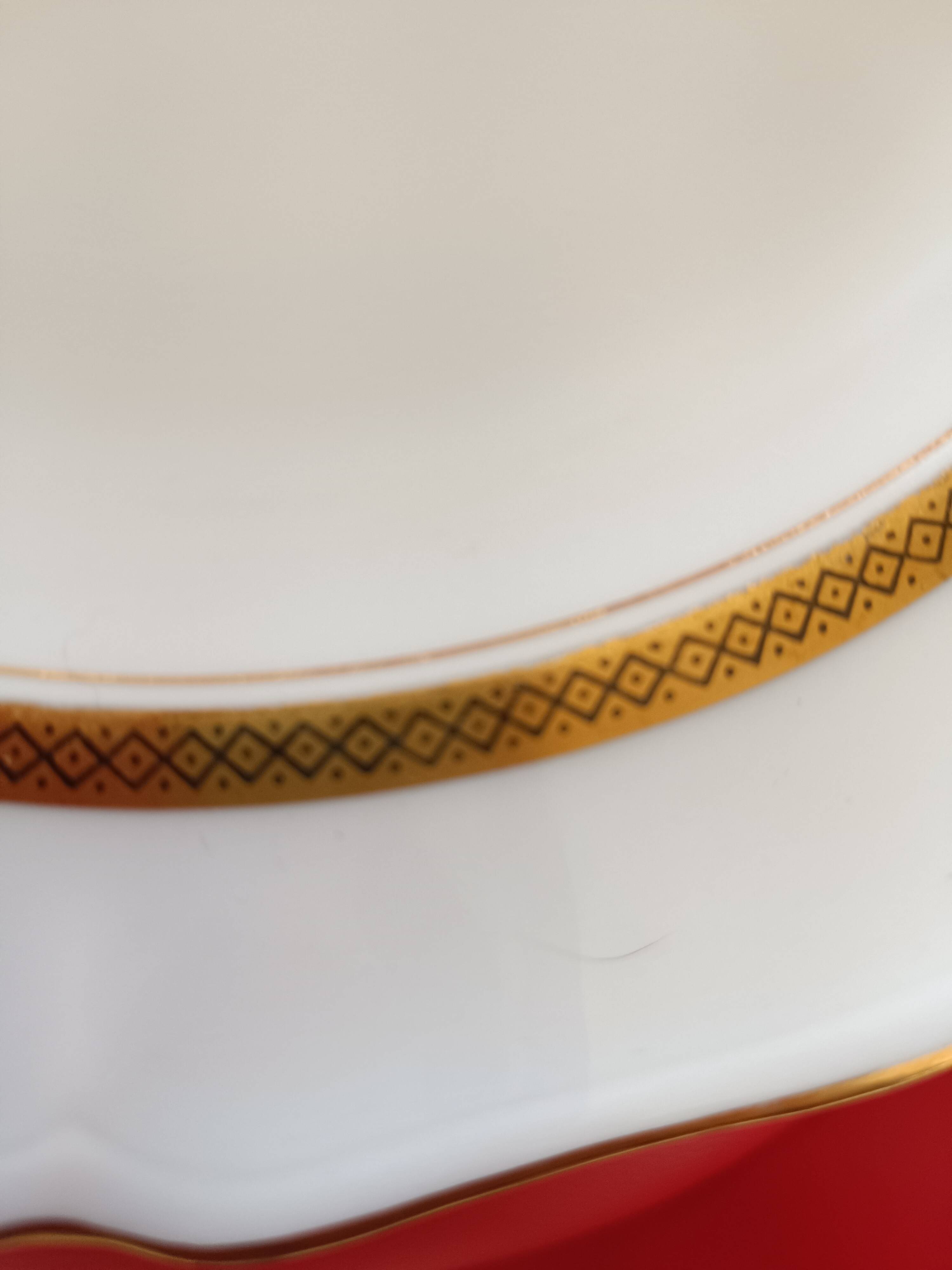 Round plar in Montanbert art porcelain. White rimmed with matte gold.