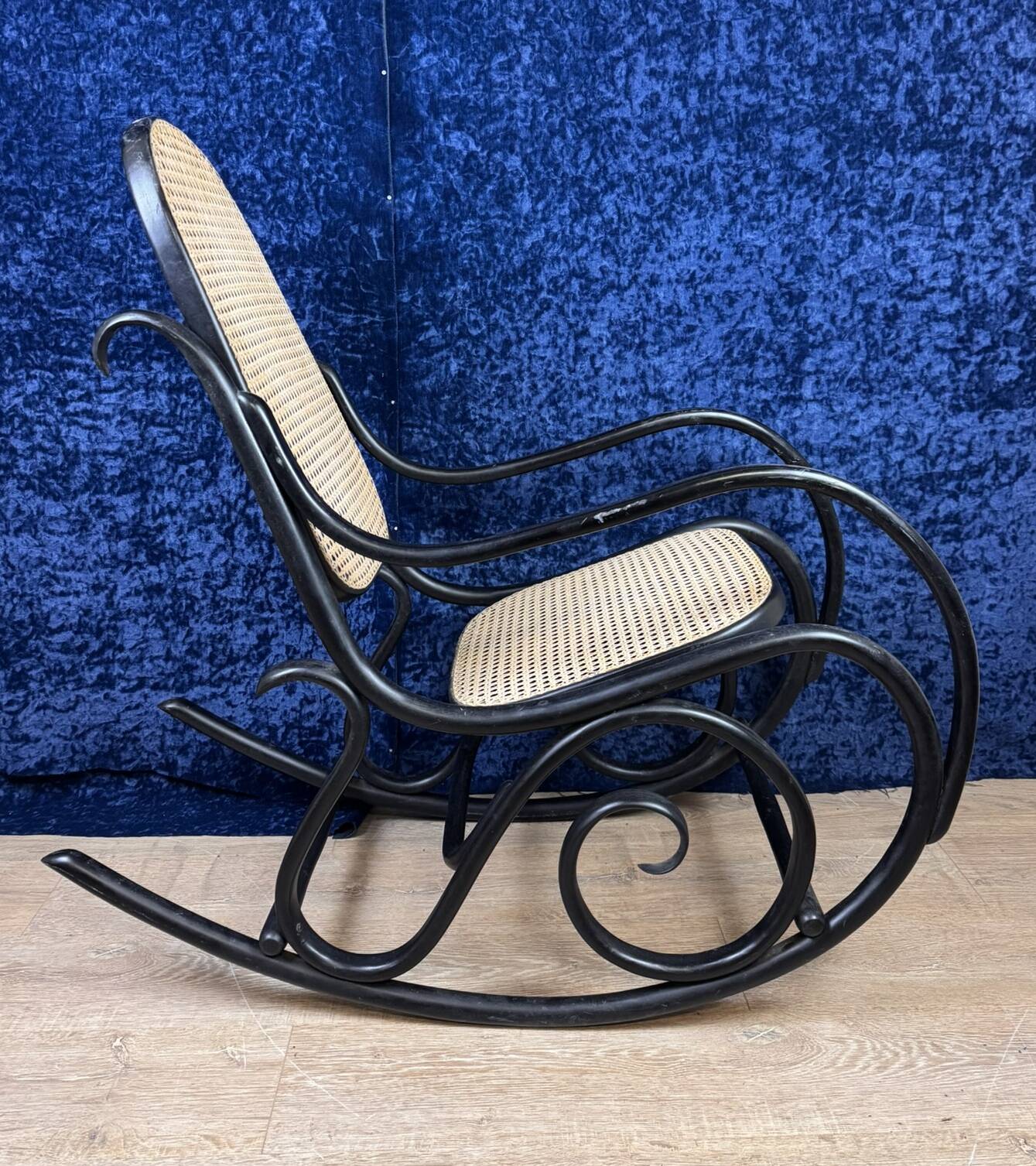 Beautiful rocking chair in the style of Thonet in blackened curved wood