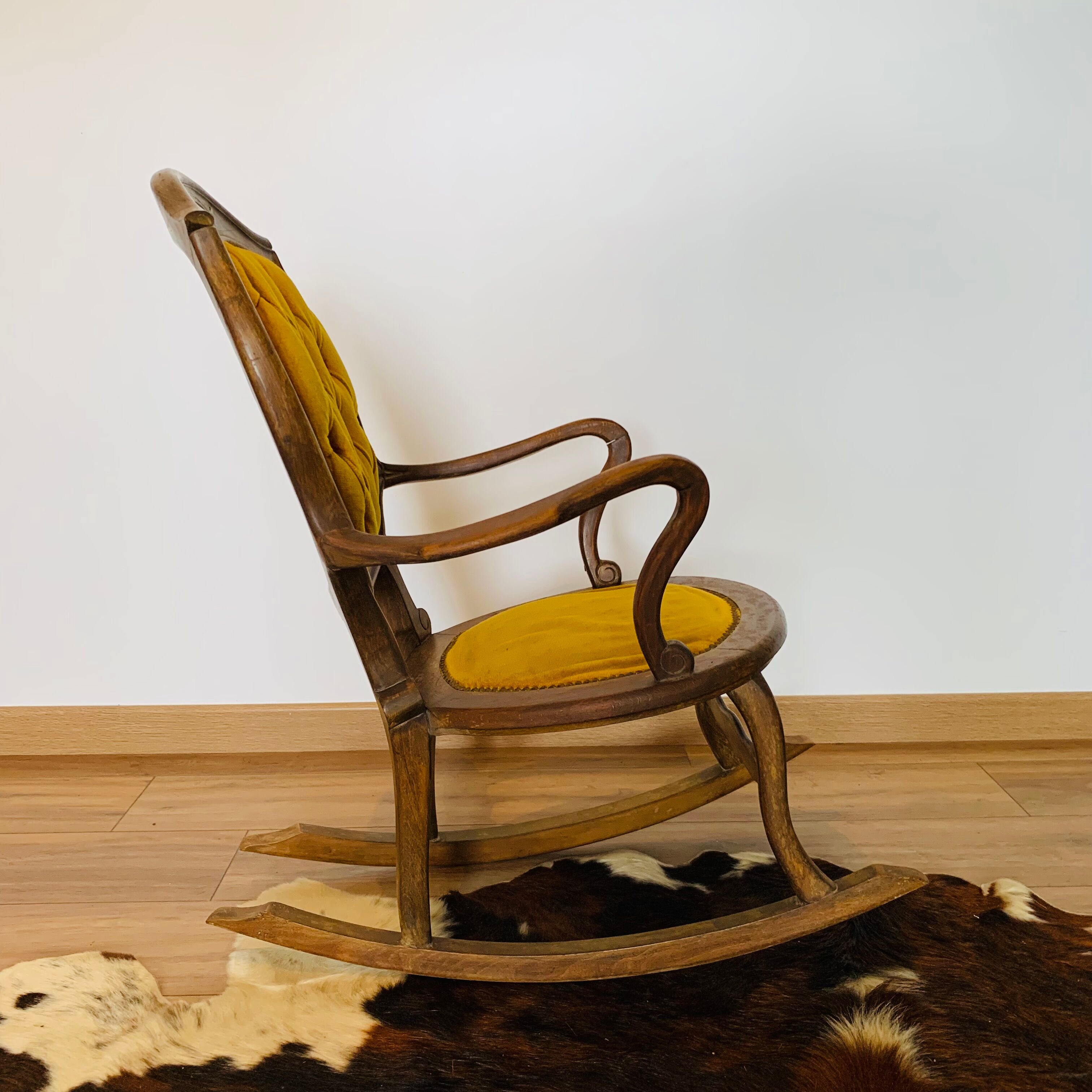 Rocking chair back medallion