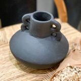 Vase en terre cuite à anses noir