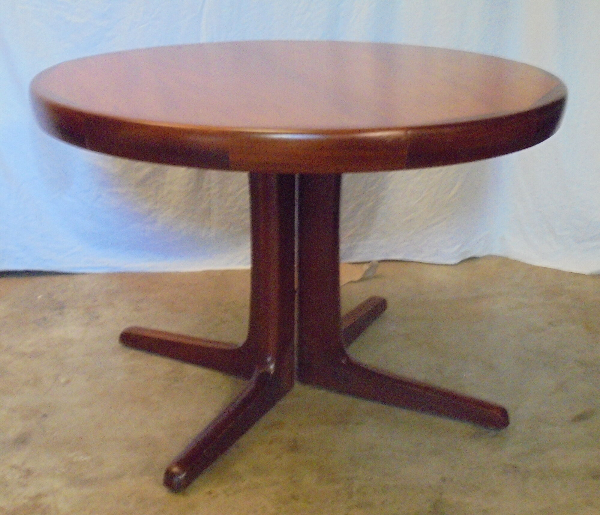 Round dining table with 2 70s extensions