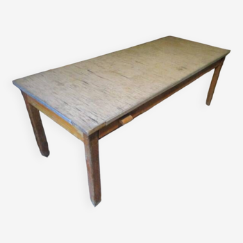 Table longue d'école années '50 dessus blanche