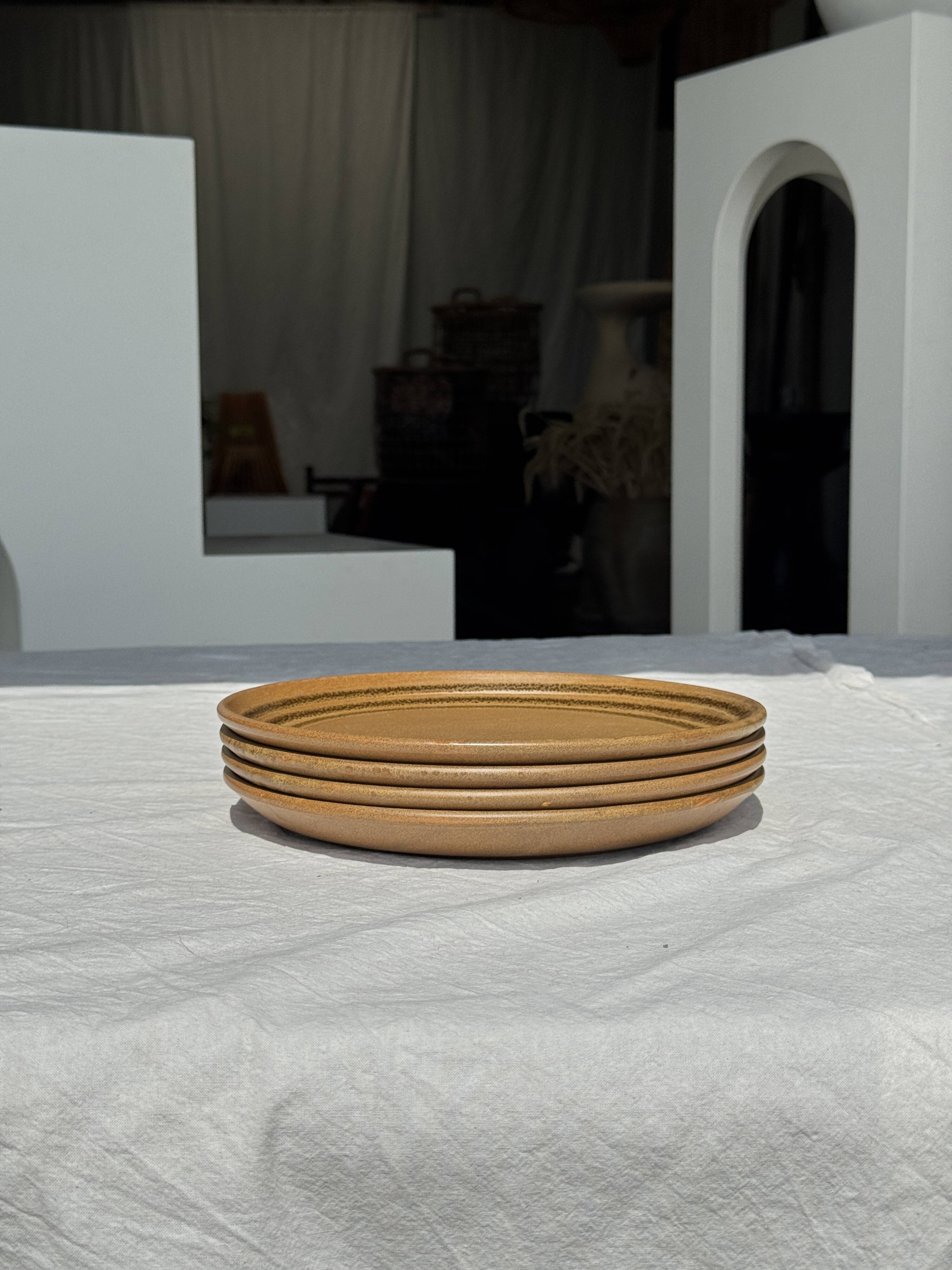 4 assiettes en grès brun
