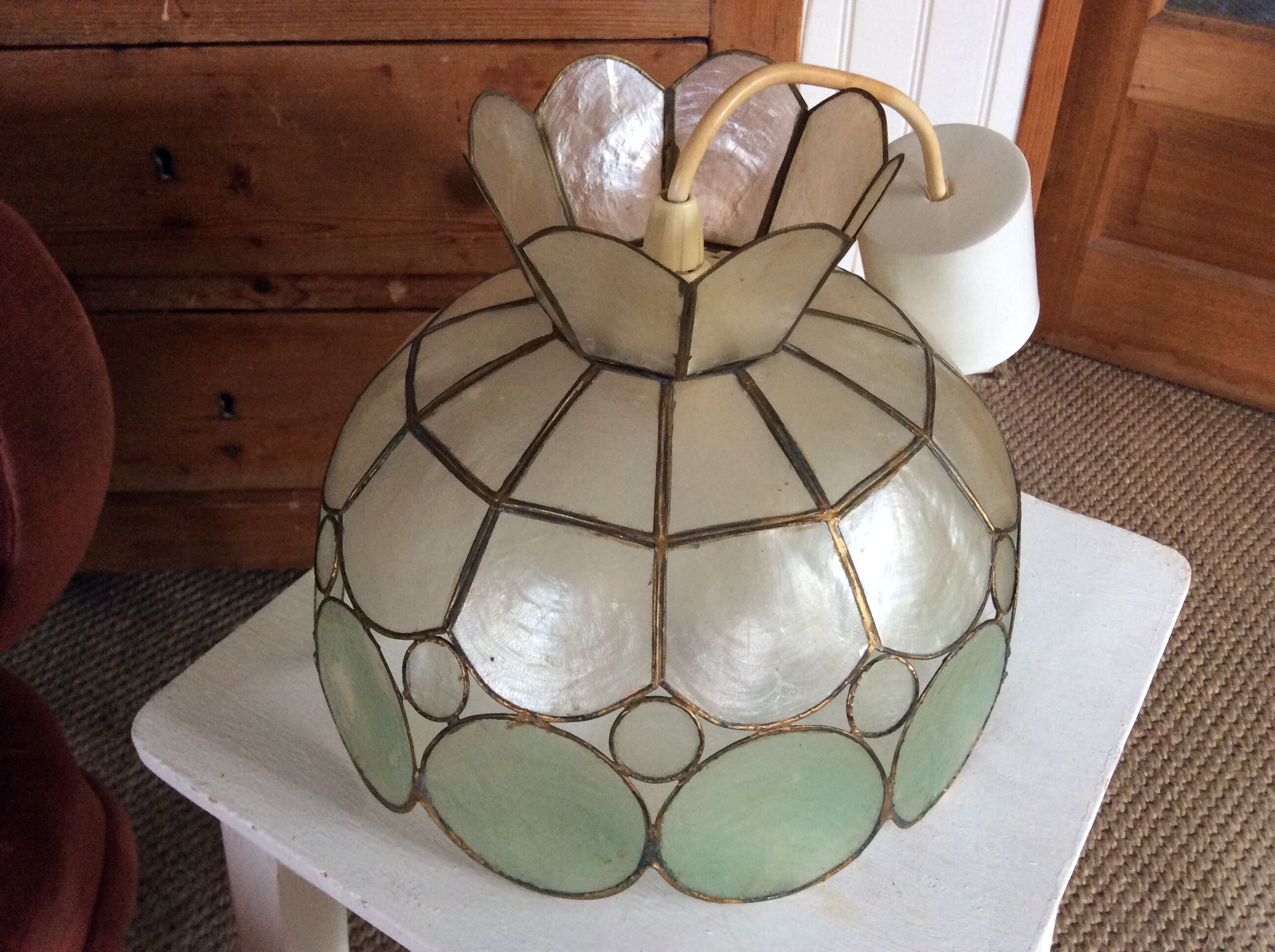 Mother-of-pearl suspension