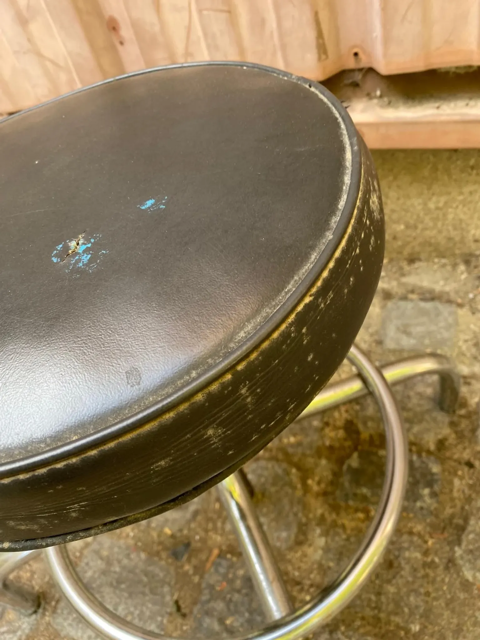 Vintage low swivel stool in chrome steel from the 1970s.
