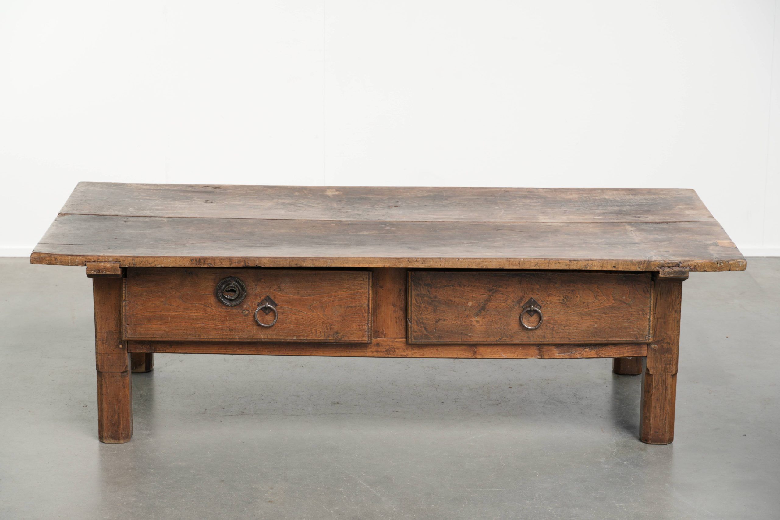 Table basse antique sud-européenne en bois fruitier avec un tiroir.