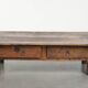 Table basse antique sud-européenne en bois fruitier avec un tiroir.