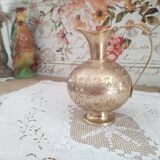 Pichet en laiton ciselé décor feuillages