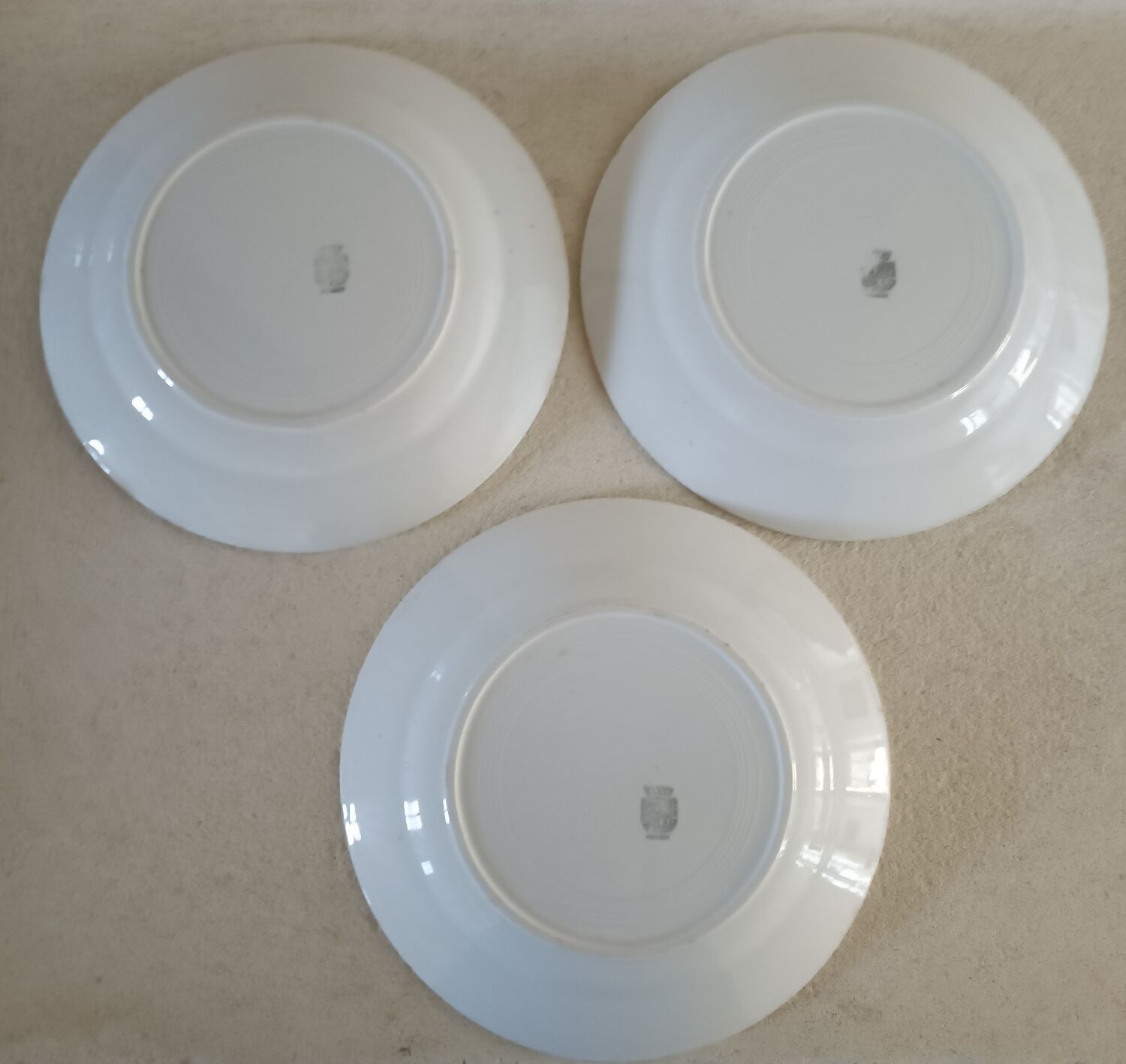 Lot trois assiettes terre de fer Onnaing
