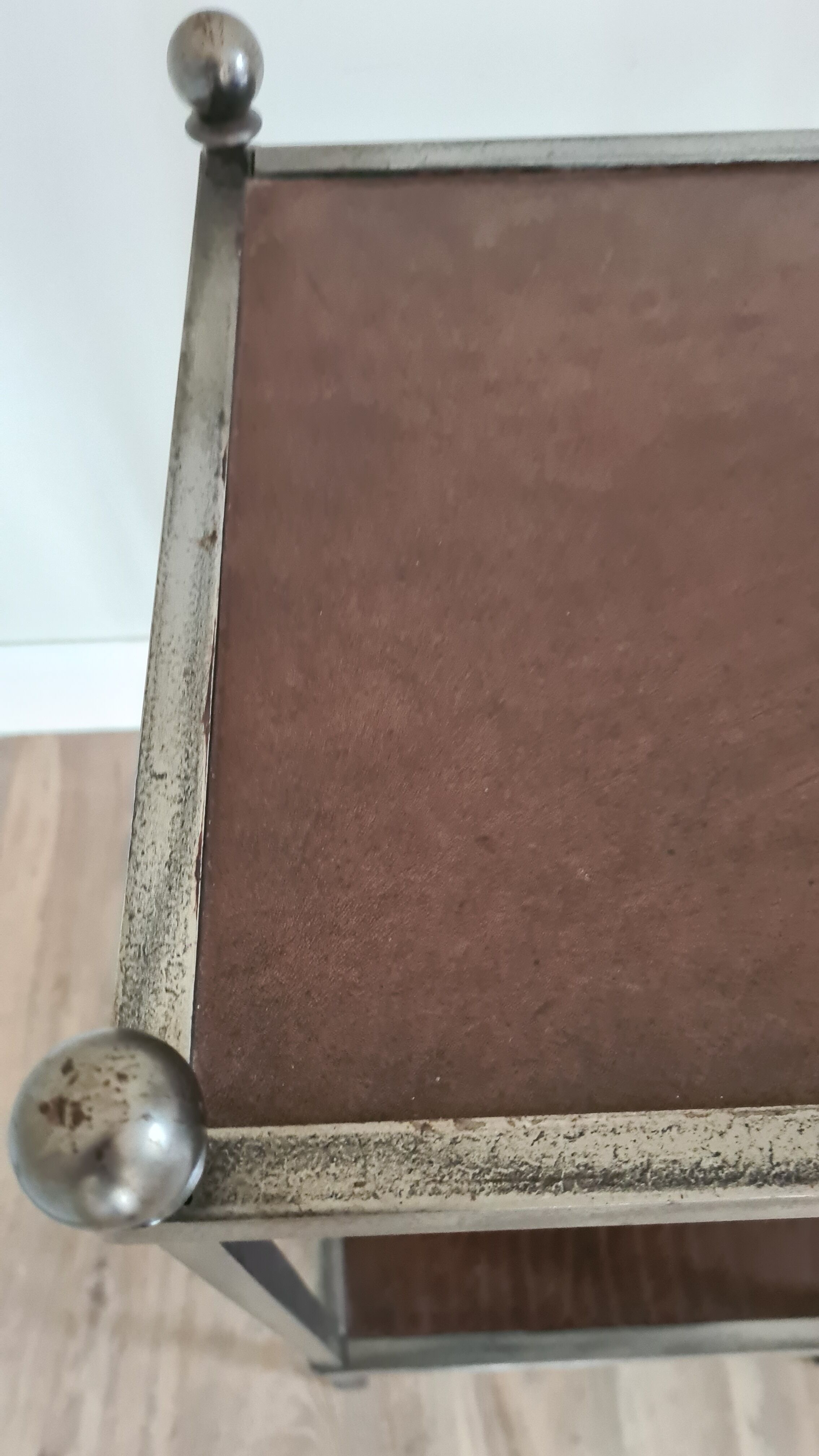 Pedestal table in leather and metal