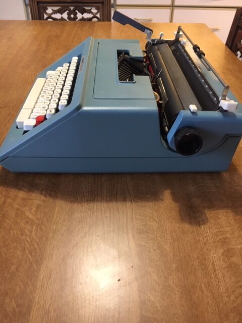 Olivetti typewriter, model Studio 46