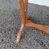 Kidney-shaped flying table
