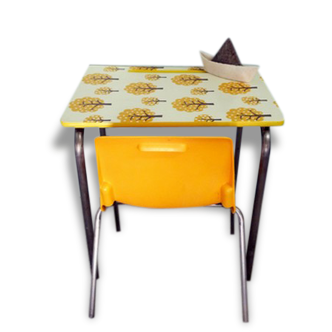 Bureau vintage et sa chaise coque jaune