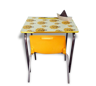 Bureau vintage et sa chaise coque jaune