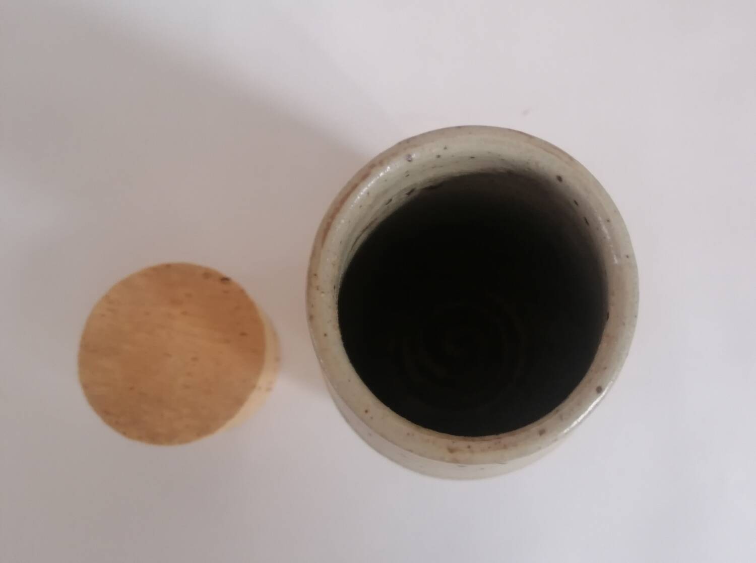Enamelled stoneware pot
