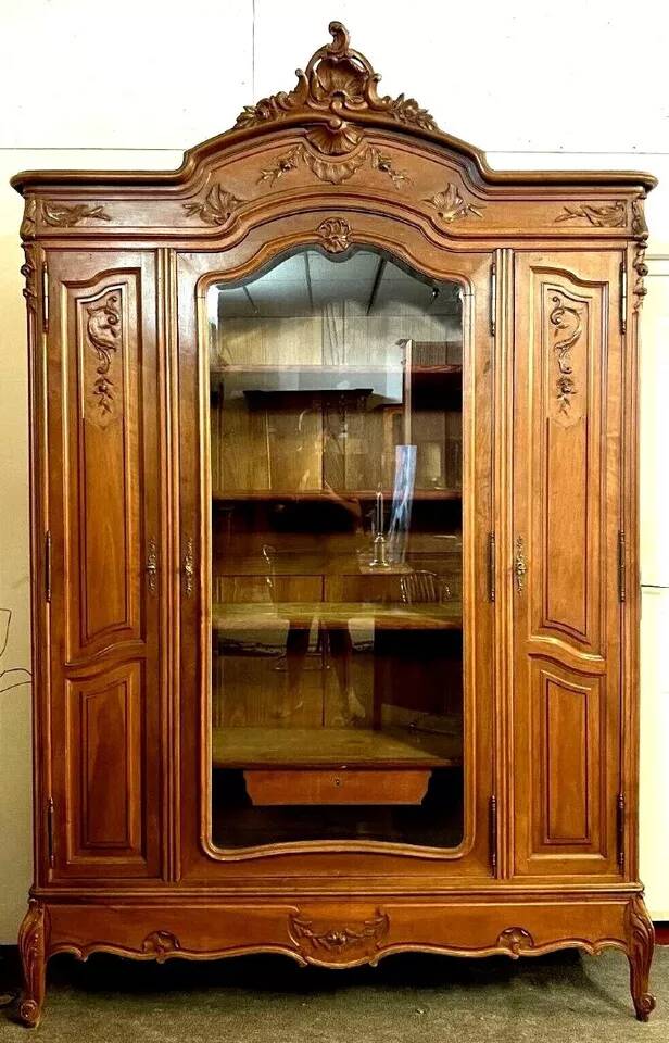 Bibliothèque style louis XV en noyer sculpté vers 1850-1880