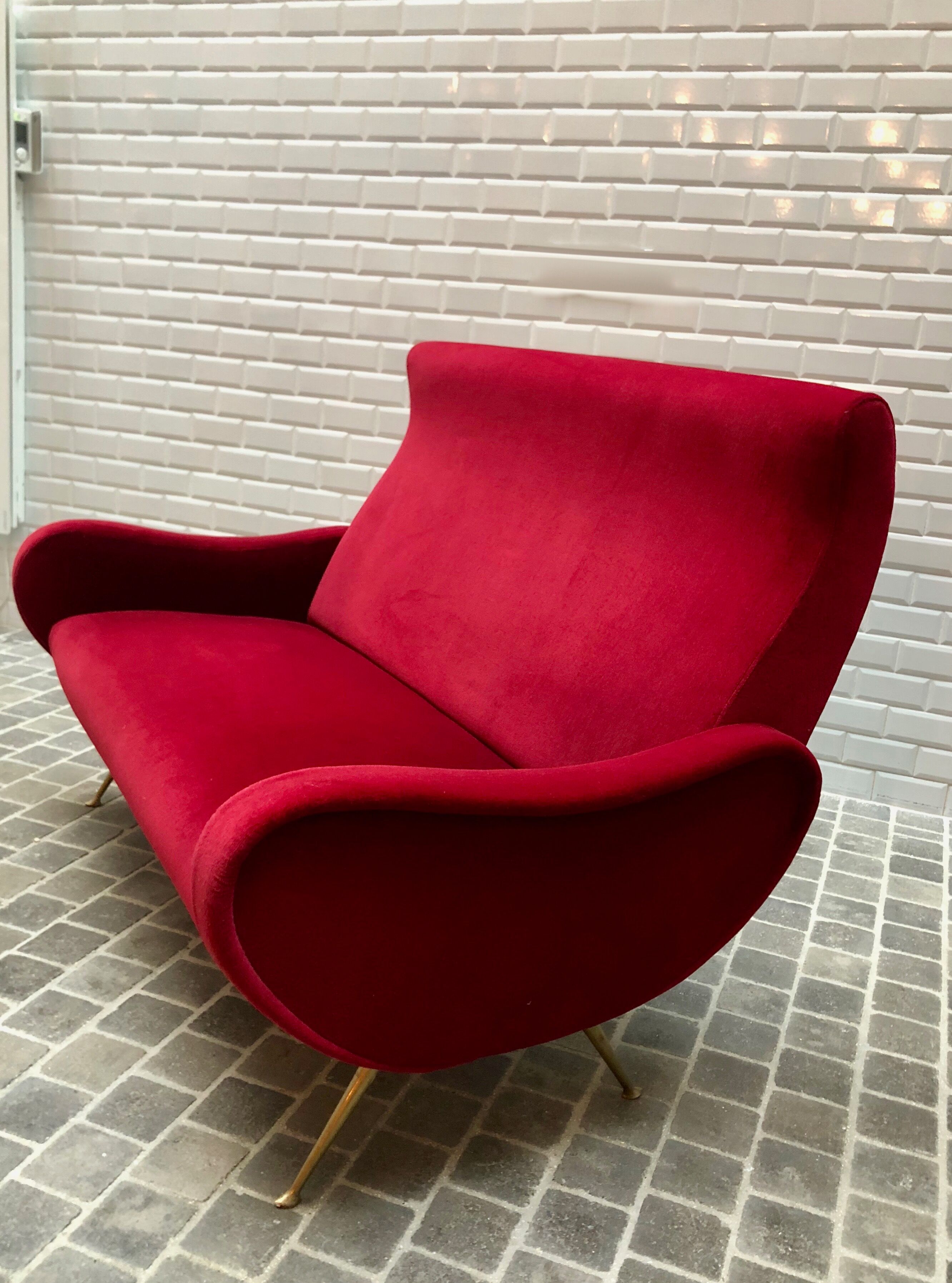 Fauteuil italien velours rouge avec pieds en laiton