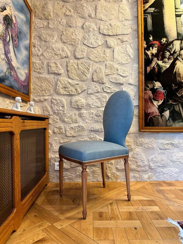 Table ghibli en verre avec 8 chaises parisiennes pieds sabrés roche bobois